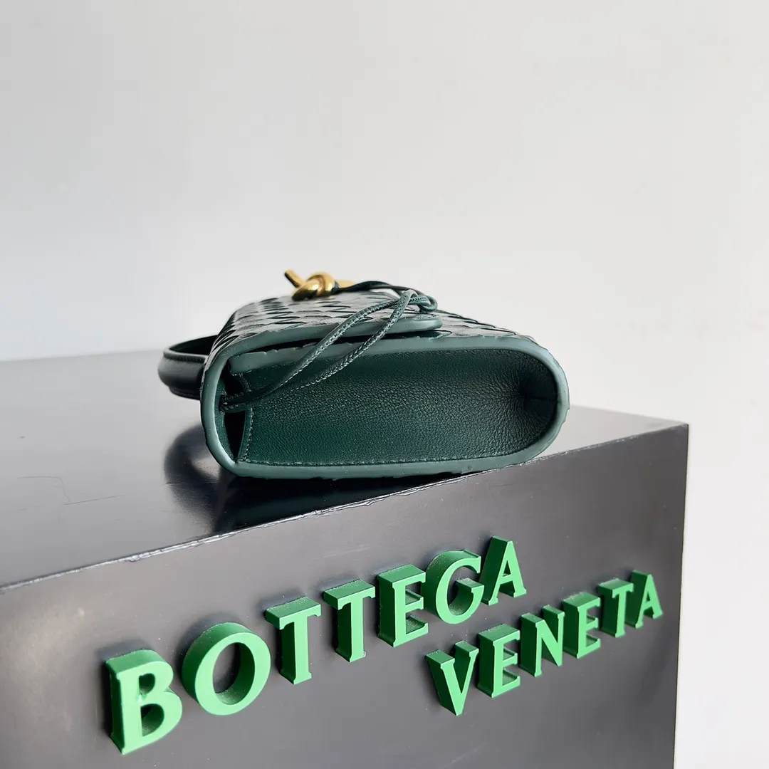 The batch of 1360 BV Andiamo evening handbags has been heavily planted again~ The designer aesthetics in the era of economic downturn are back. I fall in love with it at first sight and can't put it down. It's so beautiful and full of aura. The shape and texture are very competitive. It's light in weight and has sufficient capacity. It's a must-have for fashionistas. It's suitable for many occasions, minimalist, high-end and light luxury. Model No.: 741511 Size: 31*13*3cm